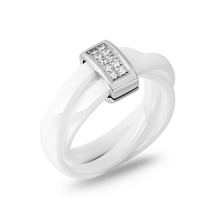 Une élégante bague en céramique blanche composés de 3 joncs dont les facettes sont lisses et d'un rectangle serti de cristaux brillant sur la tête de la bague. 

http://www.merveilledebijoux.fr/fr/bagues/114-bague-ceramique-blanche.html