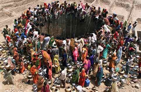 EN INDE
Privés d'eau potable, ruinés par la mort du bétail et le dépérissement des cultures qui les menacent de famine, des millions d'Indiens connaissent une sécheresse historique dans l'ouest du pays après deux faibles moussons...