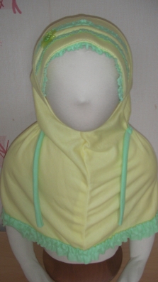 Hijab fillette tout coton avec une fleur de perle et de tulle sur le bonnet, petit lien à nouer ou pas autour du cou, Machallah. 5euros