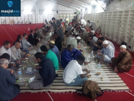 Comme tous les jours du Ramadan, distribution du repas de rupture du jeune à la mosquée de Puteaux